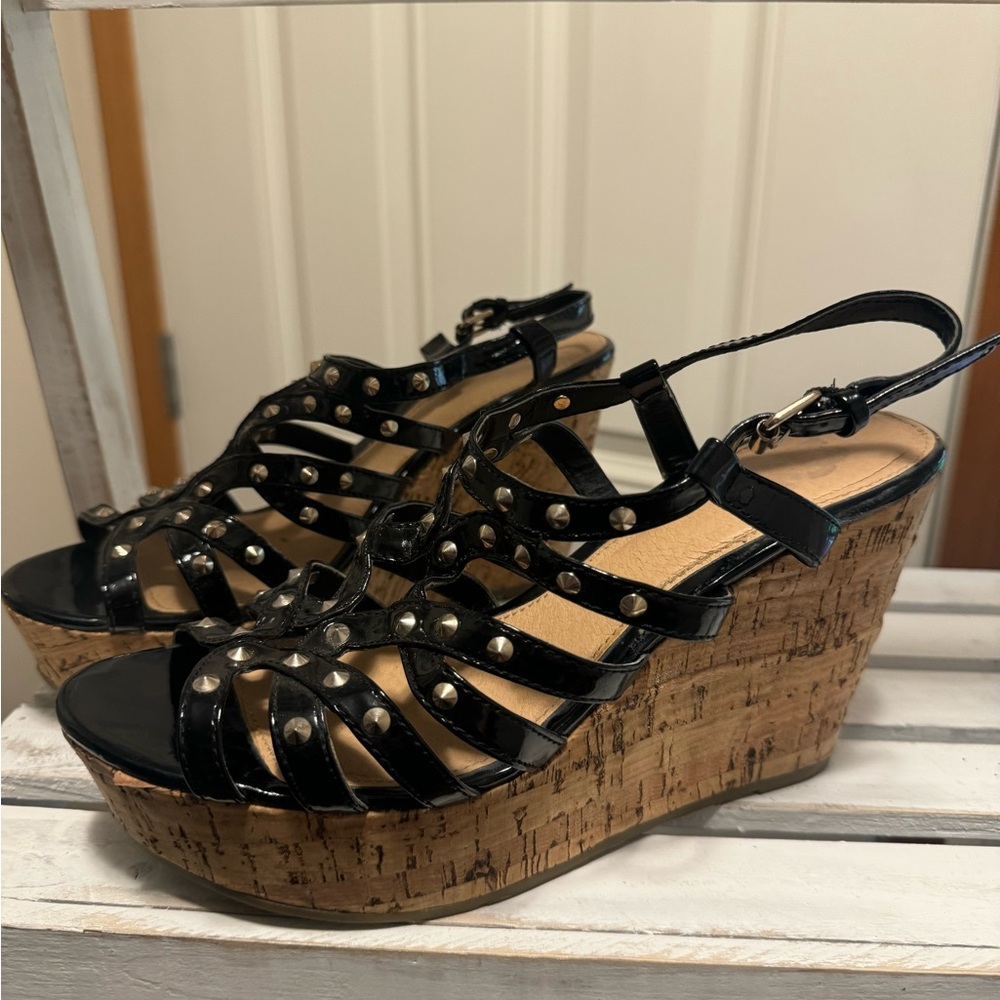 Strappy 👠 cork/studded wedges
